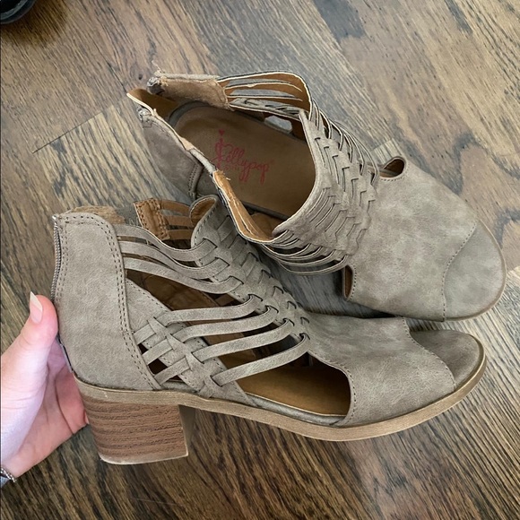 Shoes - Picture 4 of 4